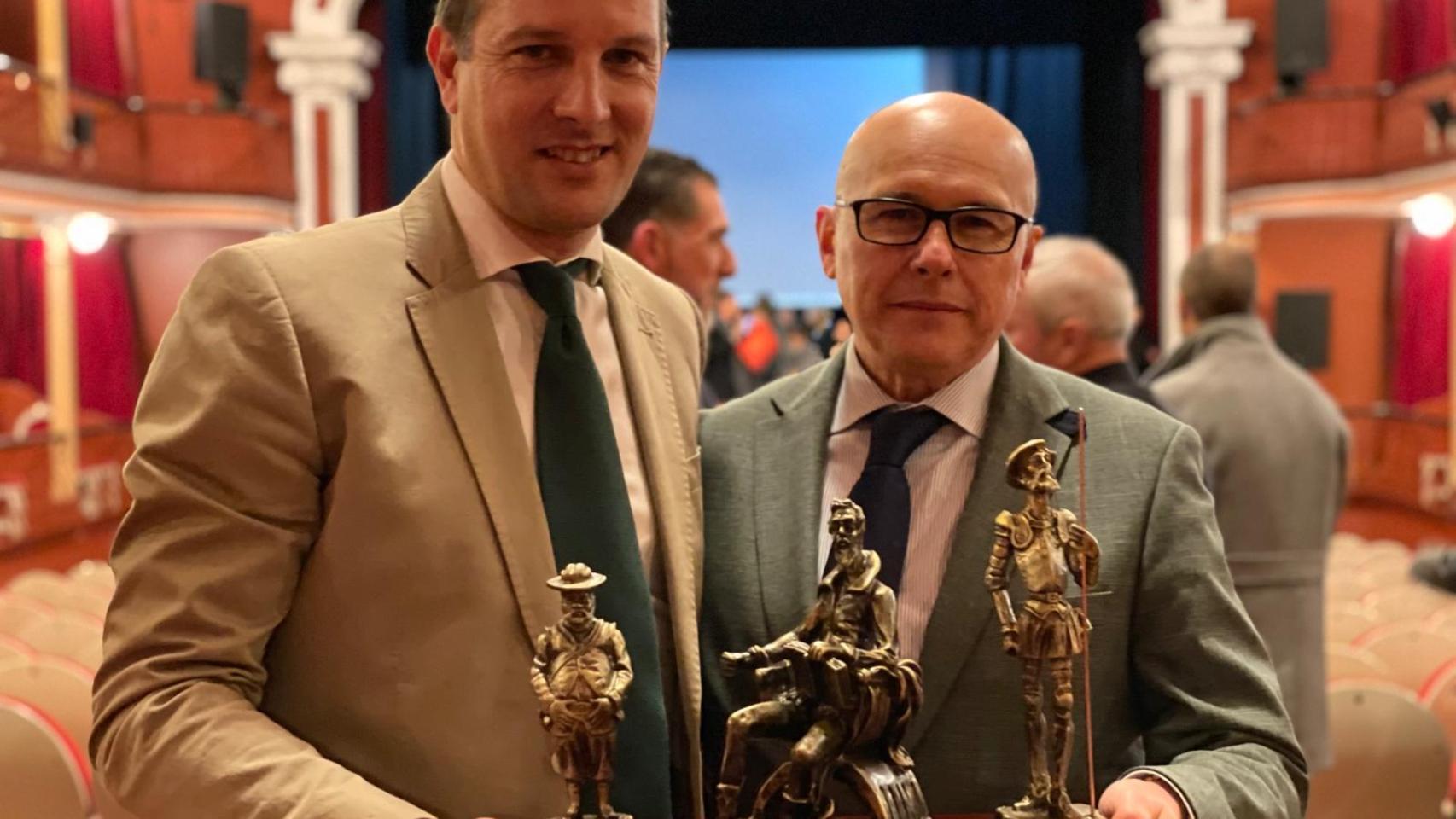 Fernando Bermejo, director de la oficina de Alcalá, y Juan Antonio Tierno, responsable de Instituciones de la entidad, tras recoger el galardón