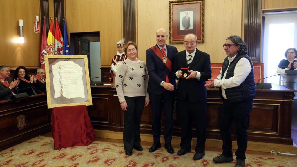 Asprona recibe la Medalla de Oro de León de manos del alcalde de la capital leonesa, José Antonio Diez