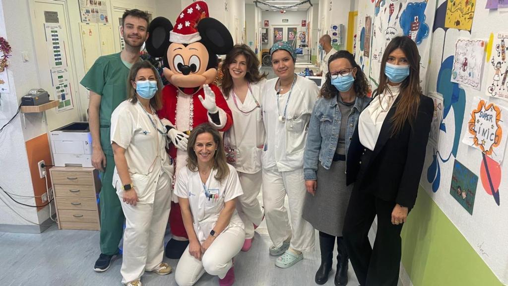 Representantes de Vallsur visitan la planta de pediatría del Hospital Clínico Universitario de Valladolid