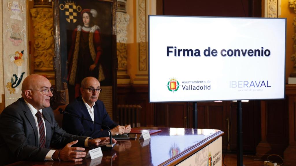 Jesús Julio Carnero y Pedro Pisonero firman el acuerdo entre el Ayuntamiento de Valladolid e Iberaval