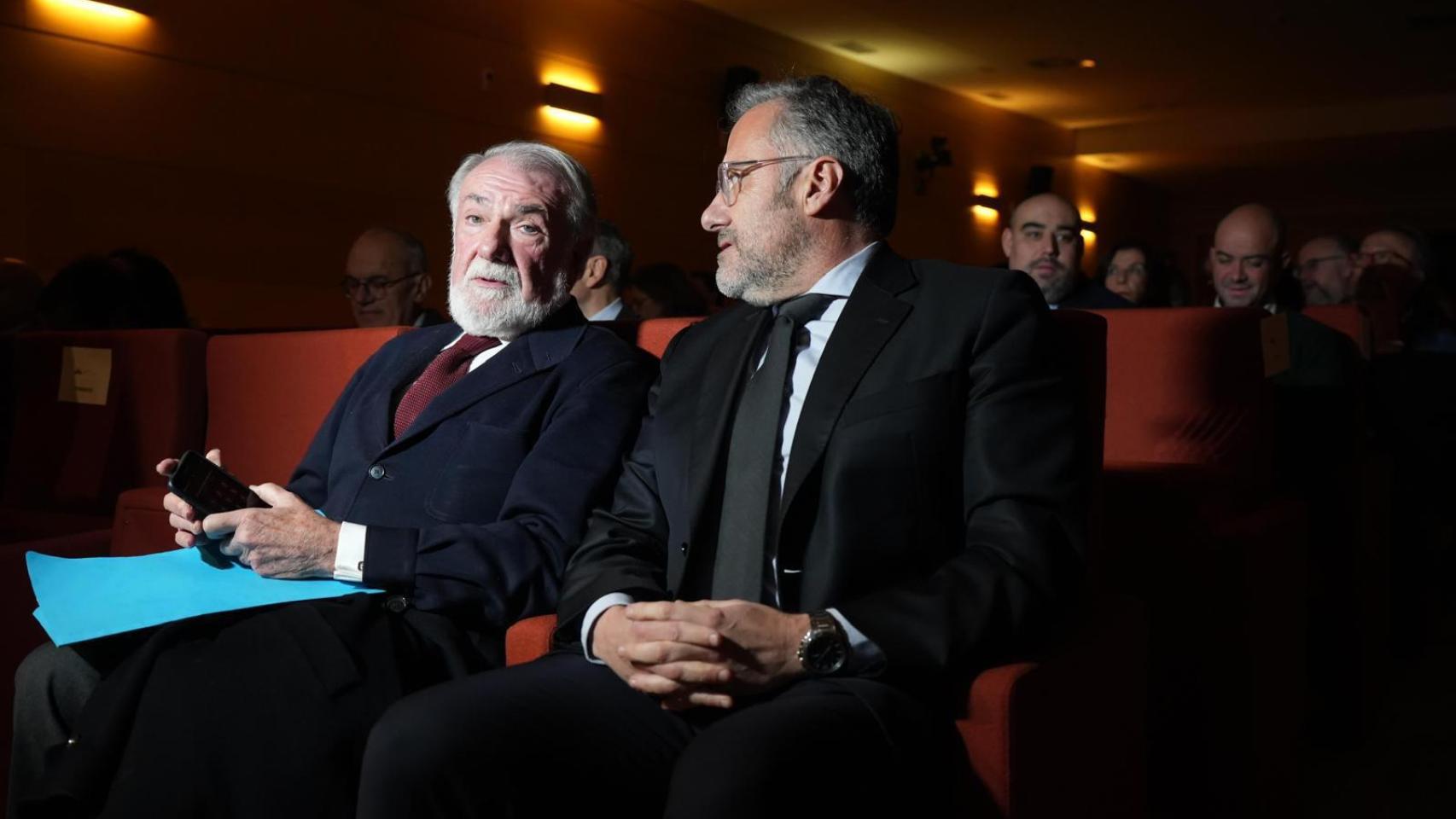 El presidente de la Fundación NEOS, Jaime Mayor Oreja, y el presidente de las Cortes de Castilla y León, Carlos Pollán, en el acto de este jueves en Valladolid