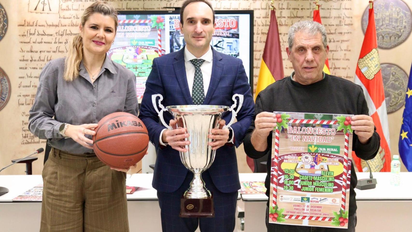 La concejala de Deportes, Elena Justo, el representante del Benavente Club Baloncesto, Roberto Estébanez, y el director de Caja Rural en Benavente, Primitivo Santos, en la presentación del torneo