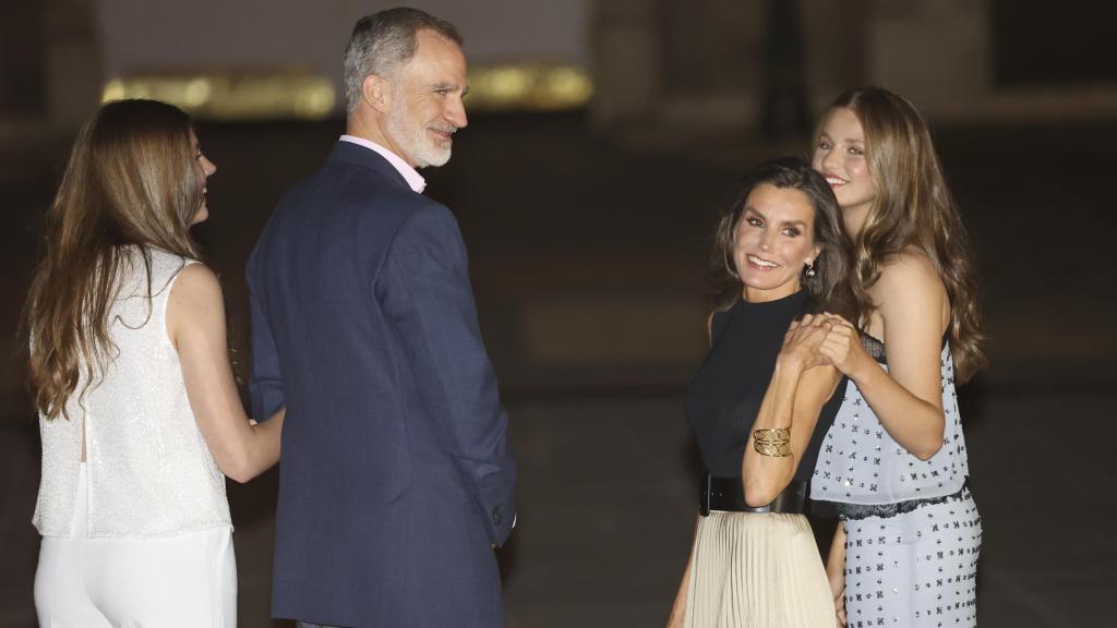 Felipe VI en su décimo aniversario como Rey, junto a Letizia y sus dos hijas.