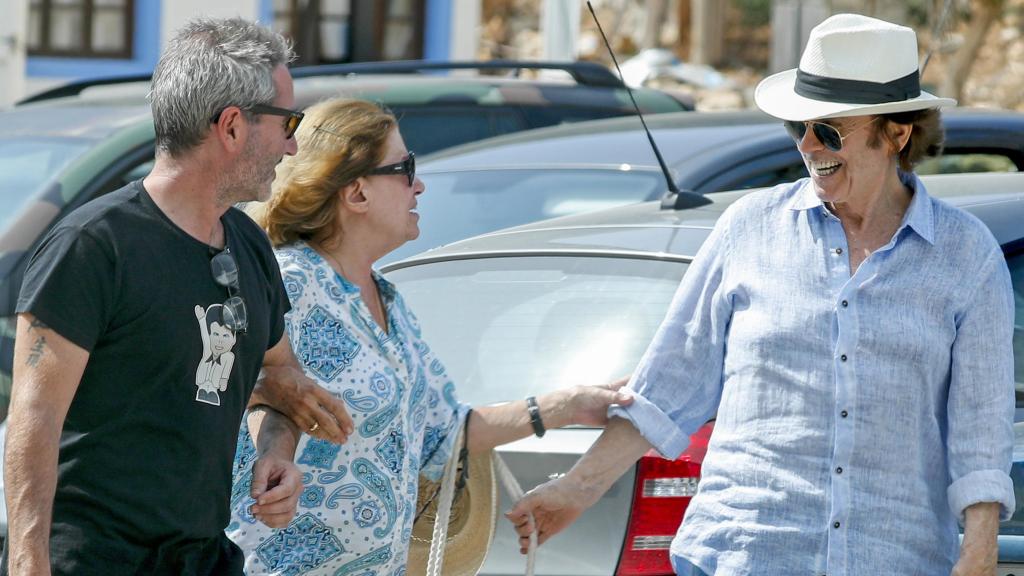 Jacobo Martos junto a sus padres en Ibiza. Imagen de 2018.