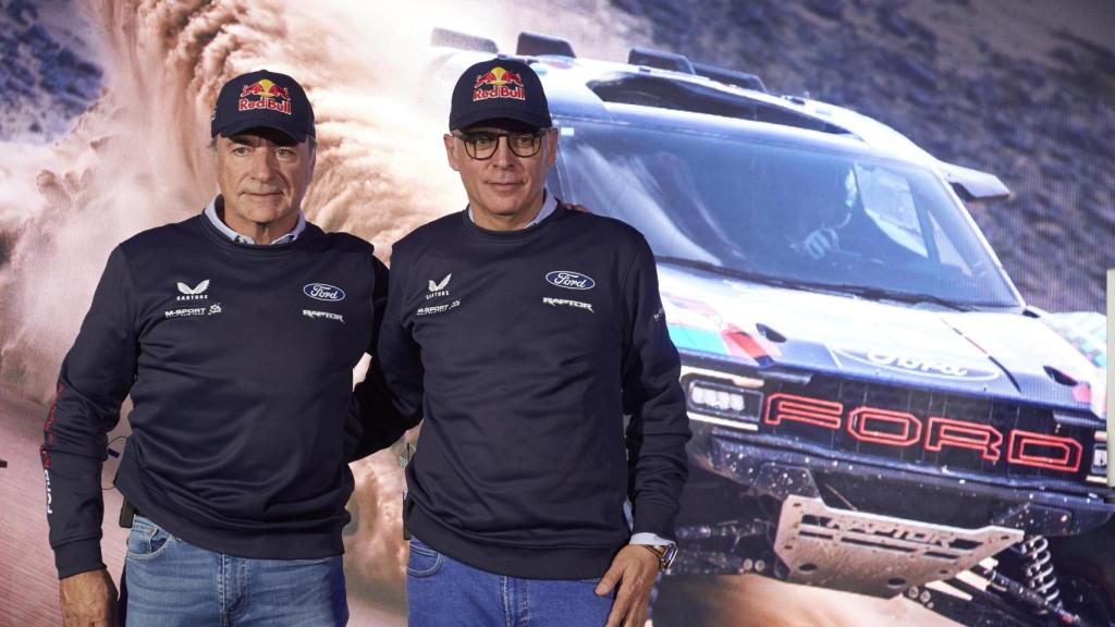 Carlos Sainz y Lucas Cruz, su copiloto, en la sede de Red Bull en Madrid.