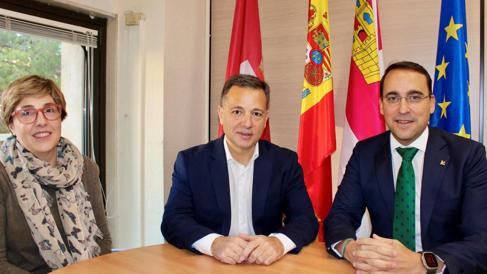 El alcalde de Albacete, Manuel Serrano, y el director general de Globalcaja, Pedro Palacios.