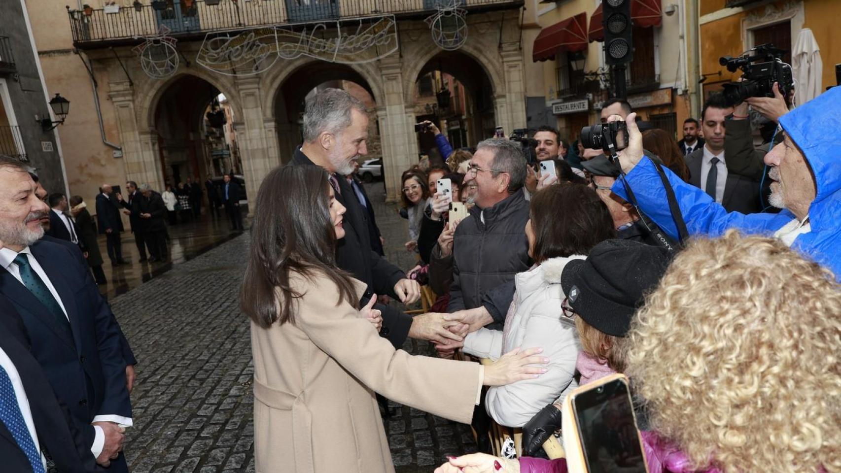 Los Reyes Felipe y Letizia regresan a Cuenca 20 años después de su luna de miel entre selfies y vivas