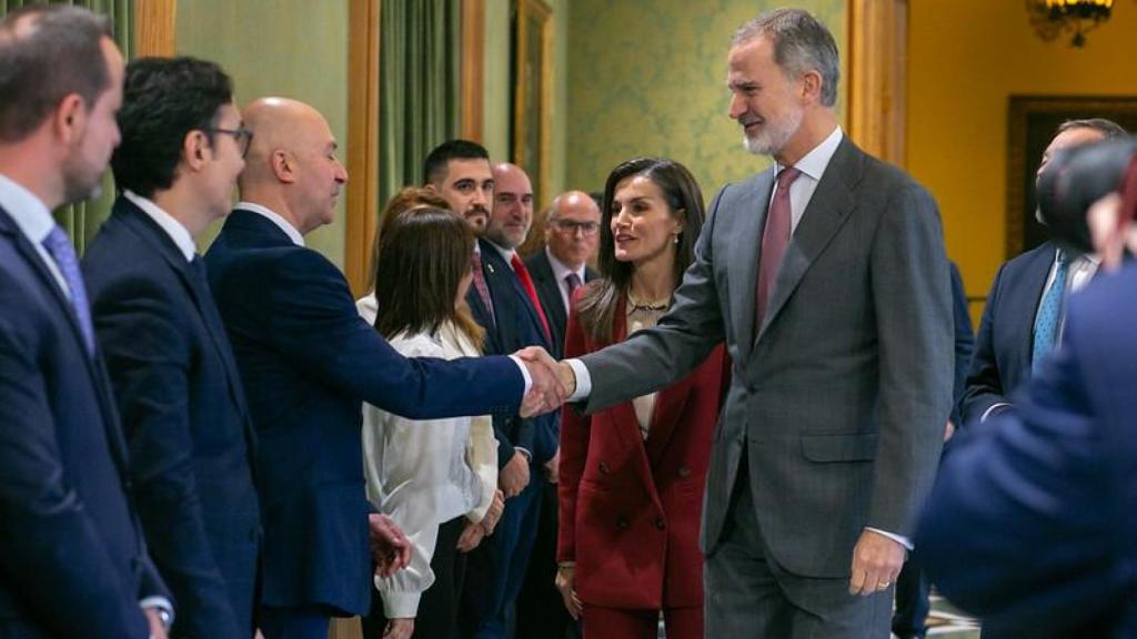 Los Reyes Felipe y Letizia regresan a Cuenca 20 años después de su luna de miel entre selfies y vivas