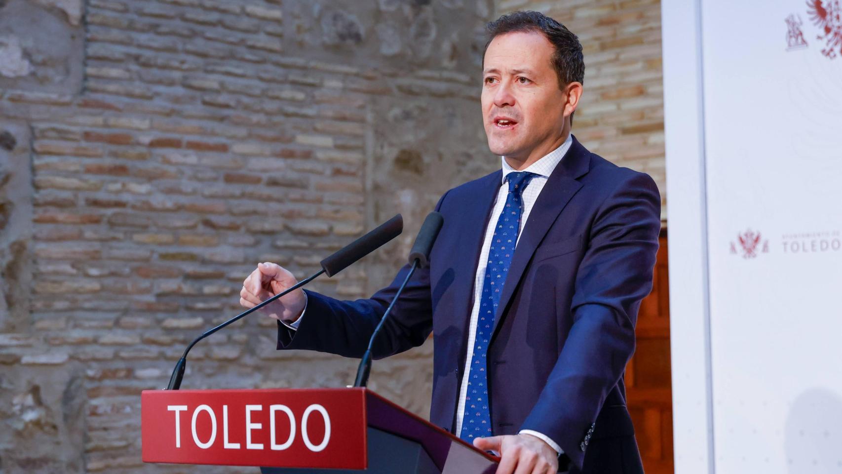 Carlos Velázquez, alcalde de Toledo, durante la rueda de prensa ofrecida este jueves en el Ayuntamiento.