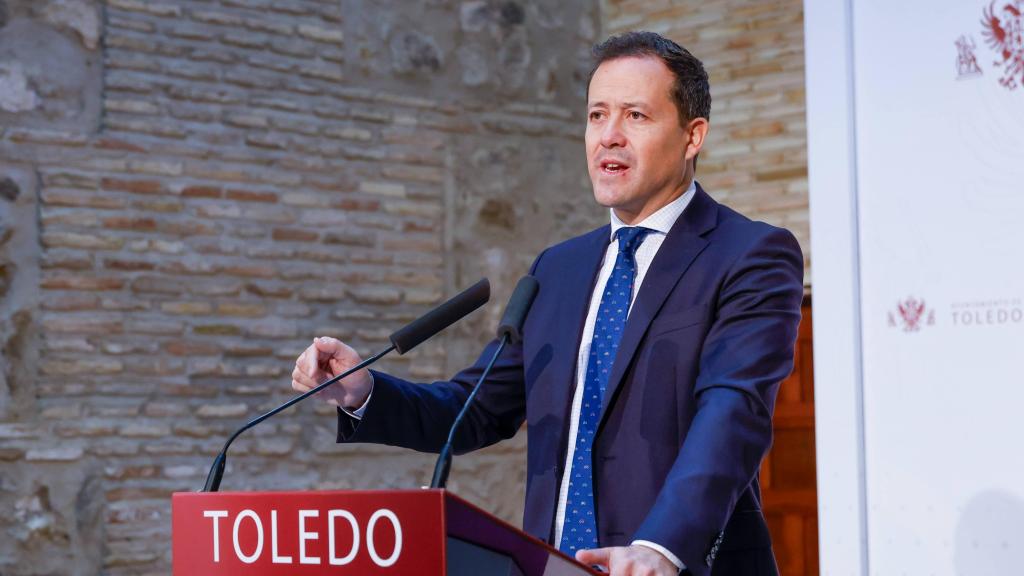 Carlos Velázquez, alcalde de Toledo, durante la rueda de prensa ofrecida este jueves en el Ayuntamiento.