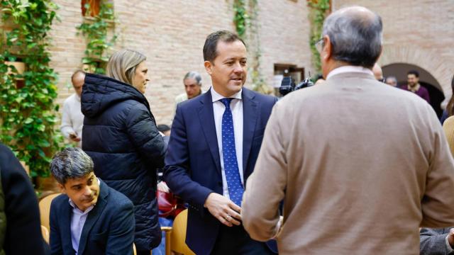 El alcalde de Toledo, Carlos Velázquez, conversa con el concejal de Promoción Económica y Empleo, Juan Marín, tras finalizar el balance de su gestión al frente del Ayuntamiento durante el año que ahora termina.