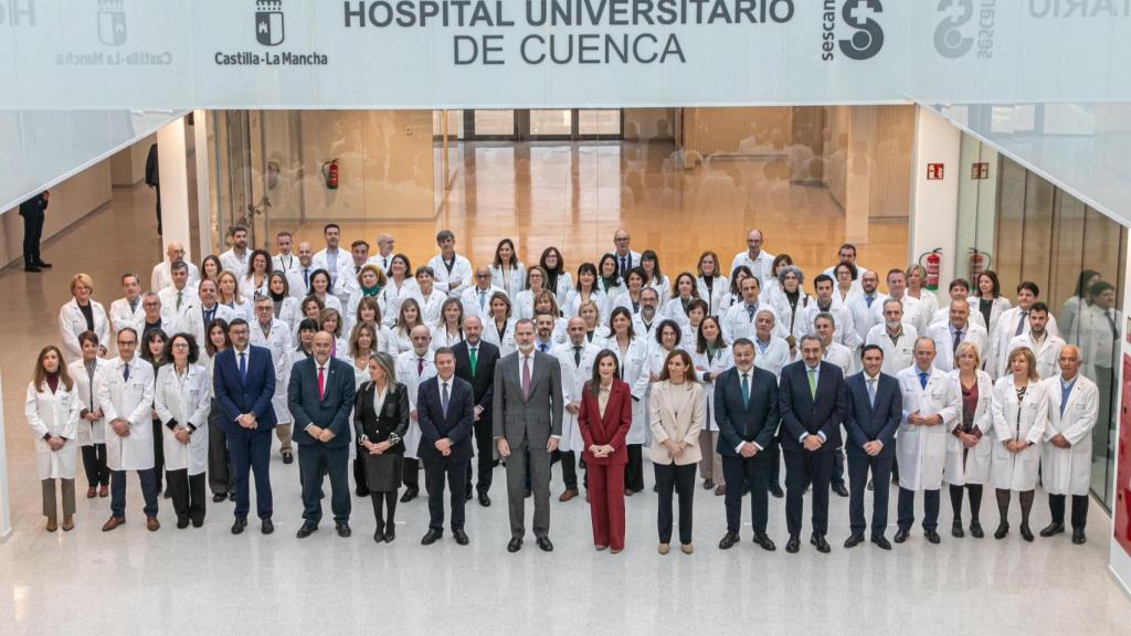 Foto de familia de la inauguración oficial del nuevo Hospital Universitario de Cuenca con la presencia de los Reyes de España.