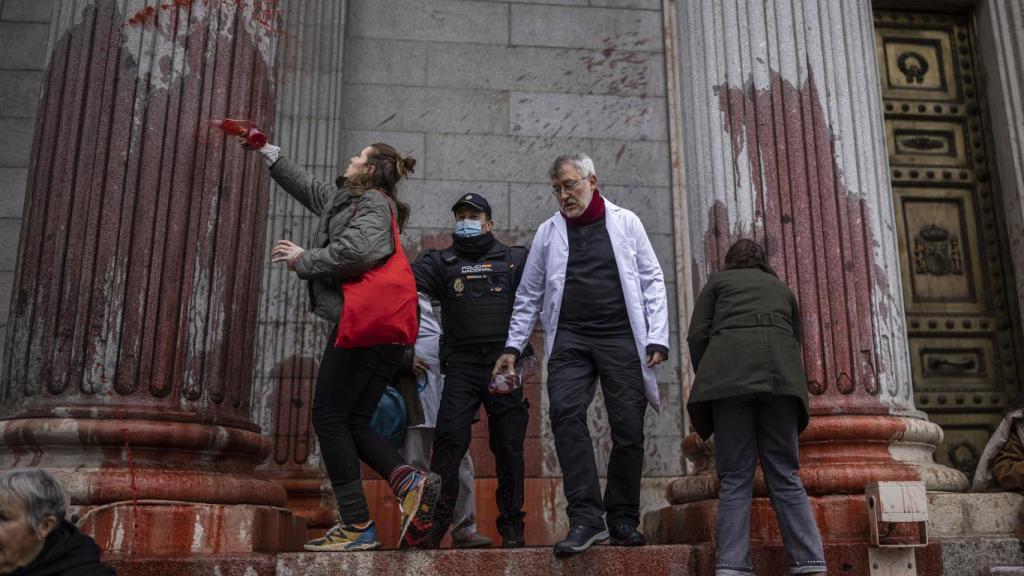 Manifestantes del grupo Scientist Rebellion en el Congreso en Madrid.