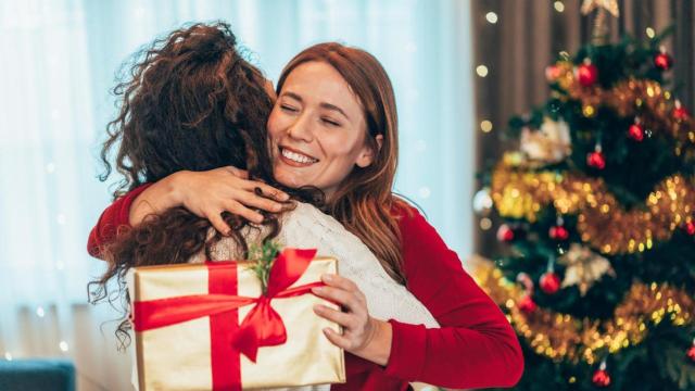 Dos mujeres se intercambian regalos.