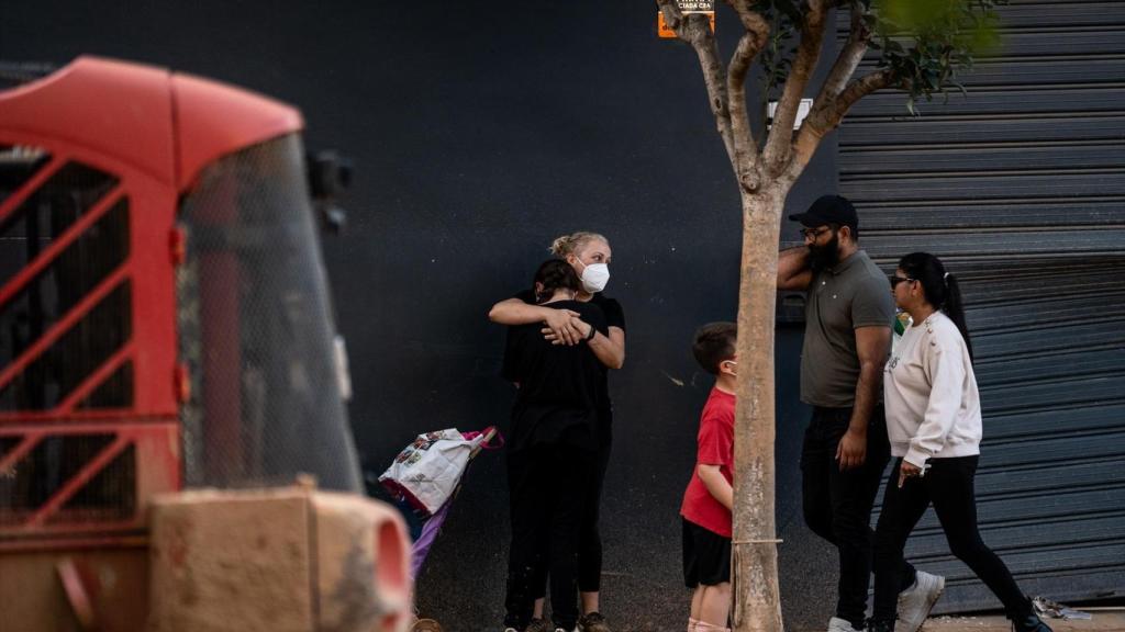 Una mujer consolando a otra durante la crisis de la DANA.