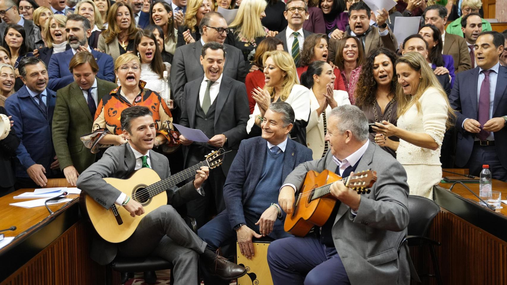 Los diputados cantando en el Parlamento. En primer término, el consejero de la Presidencia, Antonio Sanz, al cajón.