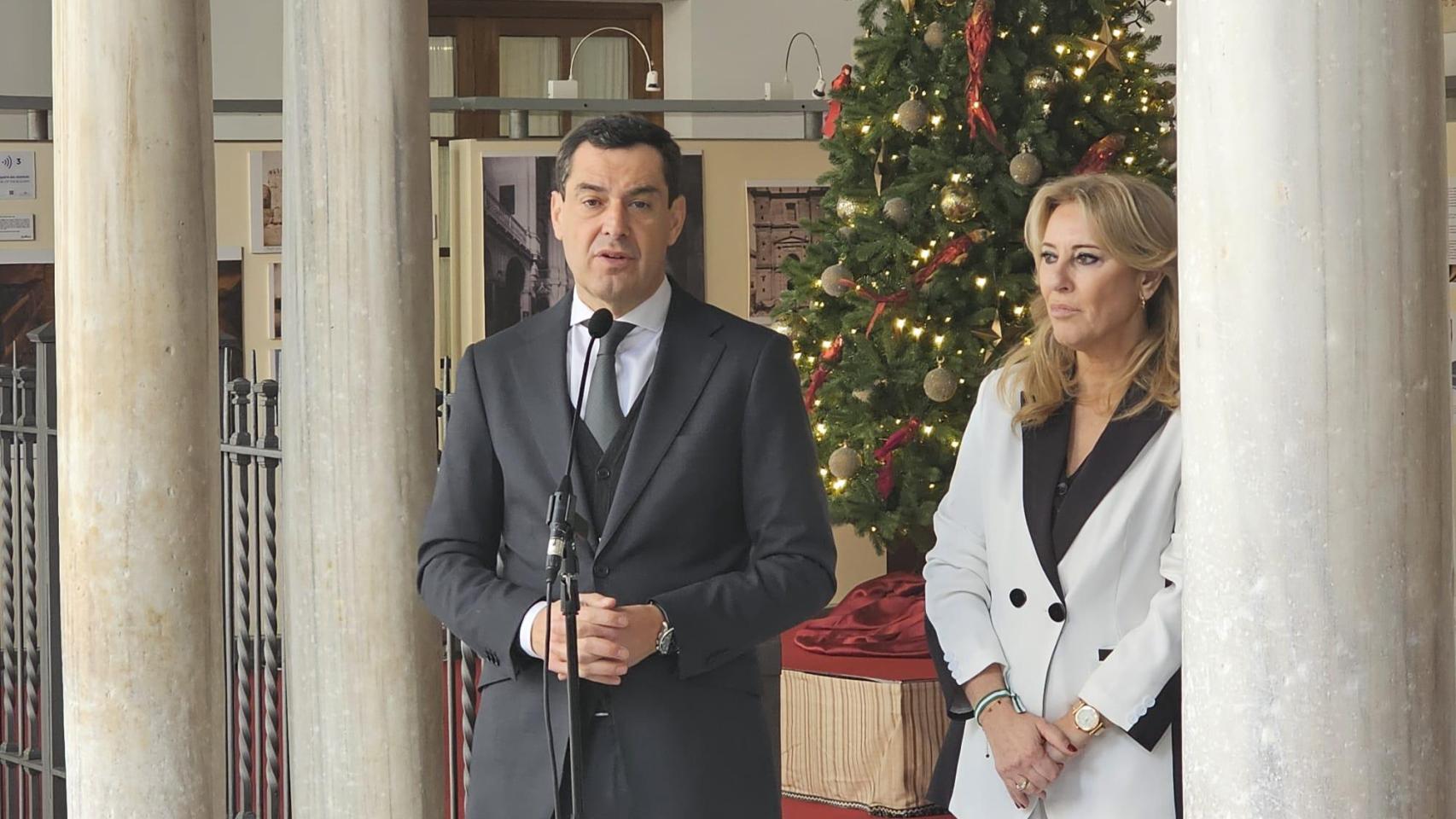 El presidente de la Junta, Juanma Moreno, y la consejera de Hacienda, Carolina España, este jueves en el Parlamento de Andalucía.