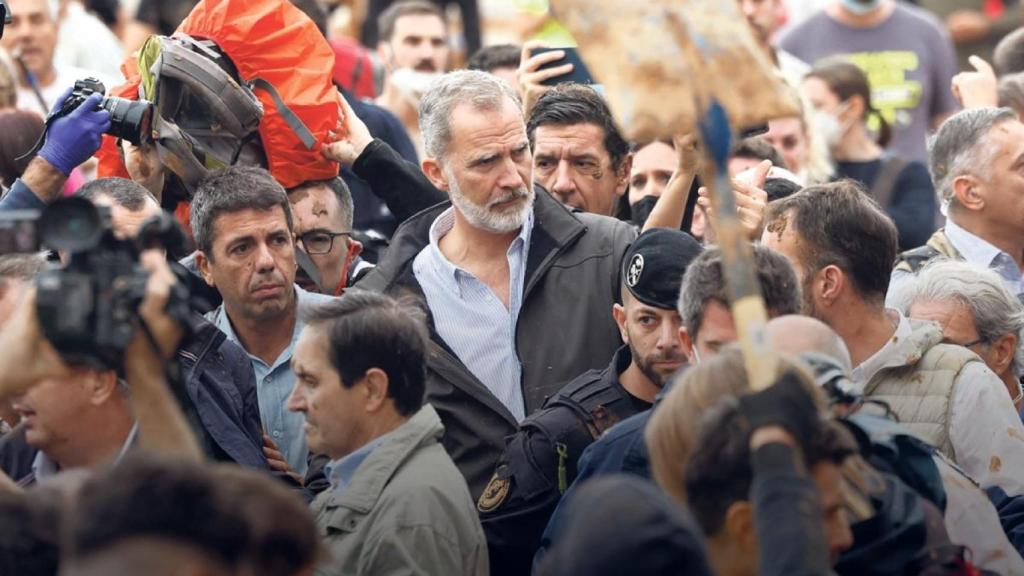 El Rey Felipe VI y Carlos Mazón, presidente de la Generalitat Valenciana, rodeados de vecinos indignados, el 3 de noviembre en Paiporta (Valencia).