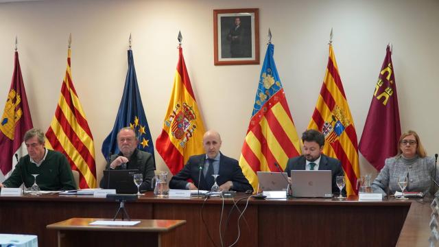 El presidente de la Confederación Hidrográfica del Júcar (CHJ), Miguel Polo (en el centro), durante otra reunión de la junta de gobierno celebrada en 2023.