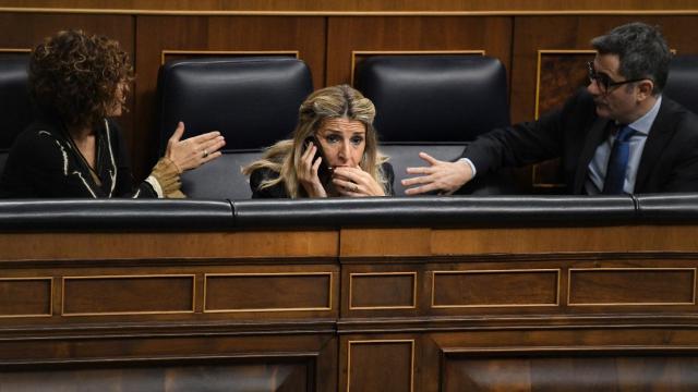 María Jesús Montero y Félix Bolaños hablan en sus escaños, mientras Yolanda Díaz atiende el móvil, este jueves en el Congreso.