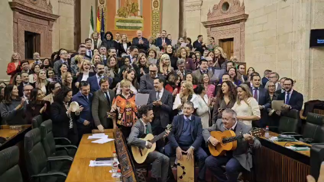 Los diputados andaluces cantan villancicos en el Parlamento.