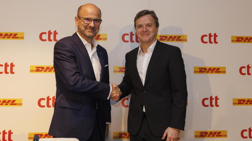 João Bento, CEO de CTT-Correios de Portugal y Pablo Ciano, CEO de DHL eCommerce sellan una 'joint venture'.