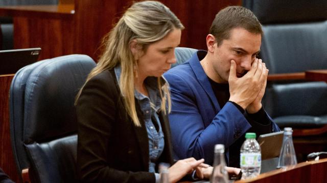 Juan Lobato habla por teléfono este mismo jueves en la Asamblea de Madrid mientras se celebra el pleno de presupuestos.