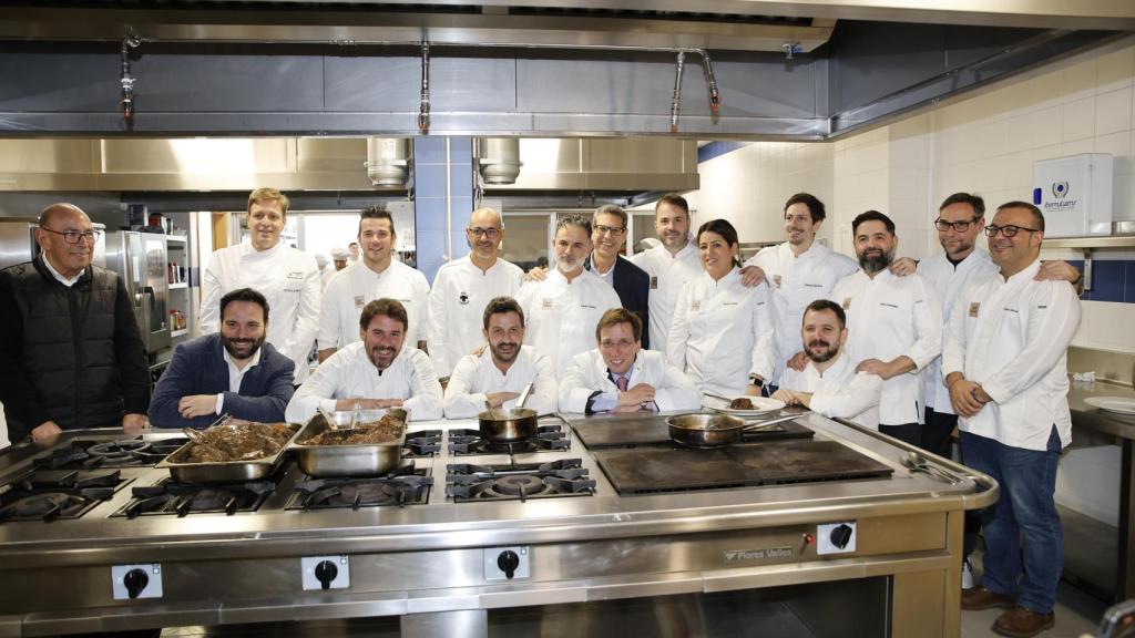 El alcalde de Madrid (c) posa con los chefs que han participado en esta iniciativa solidaria organizada por Provacuno.