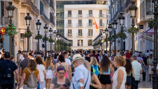 Decenas de personas caminan por el Centro de Málaga.