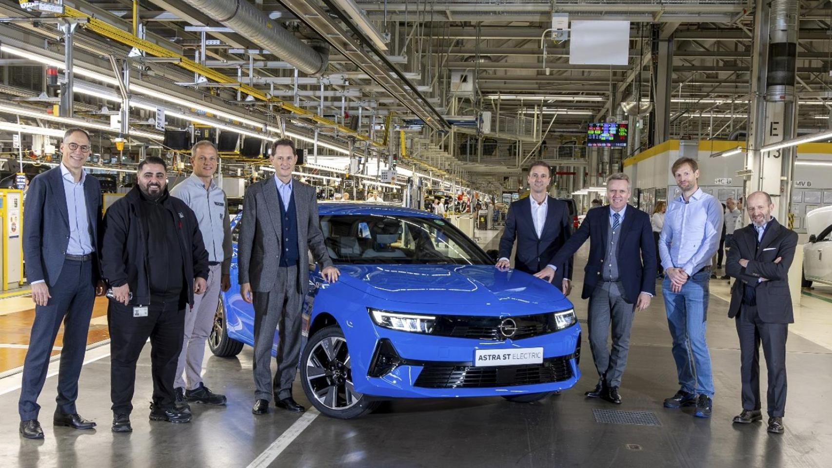 El presidente de Stellantis, John Elkann junto con otros directivos en las instalaciones de Rüsselsheim, en Alemania.