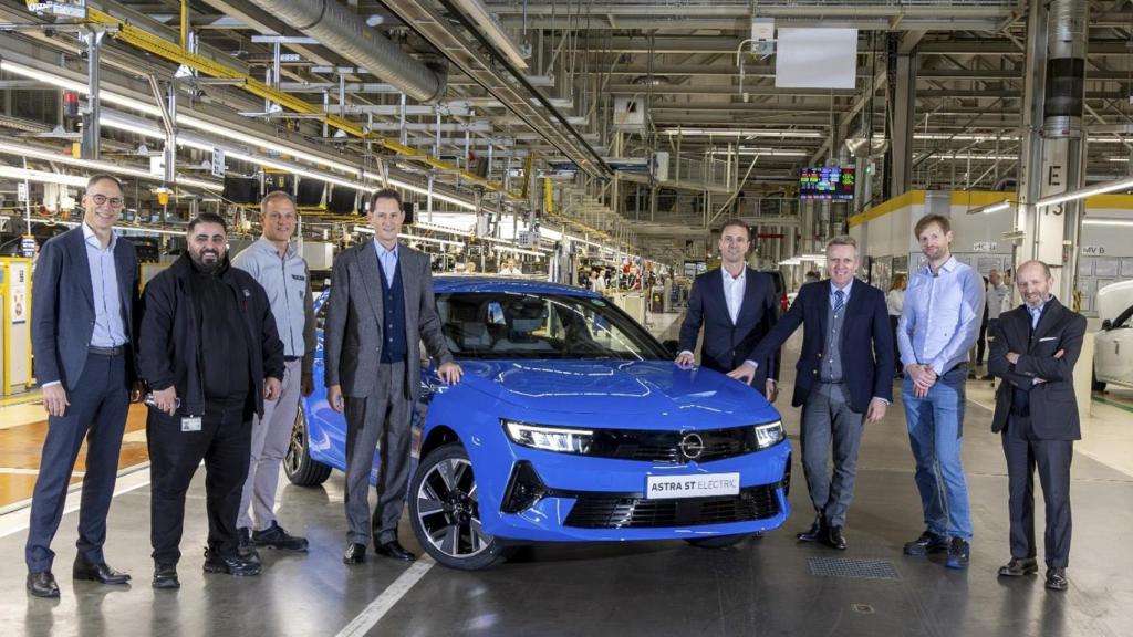 El presidente de Stellantis, John Elkann junto con otros directivos en las instalaciones de Rüsselsheim, en Alemania.