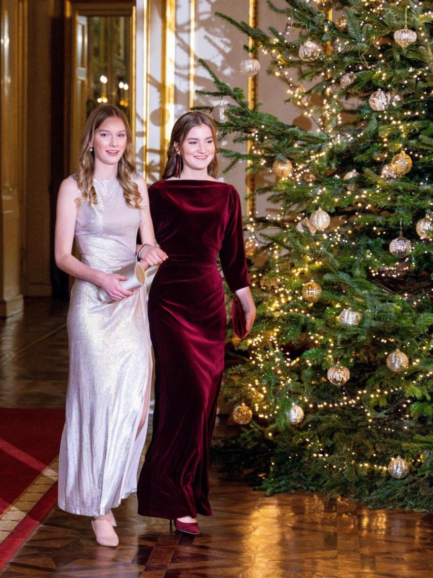 Elisabeth, de granate, y Eléonore, con un vestido de Ralph Lauren.