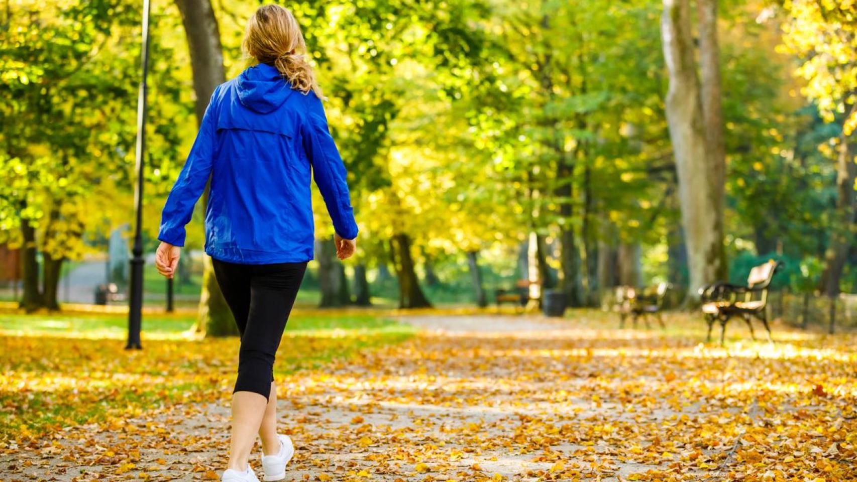 Mujer caminando por el parque.