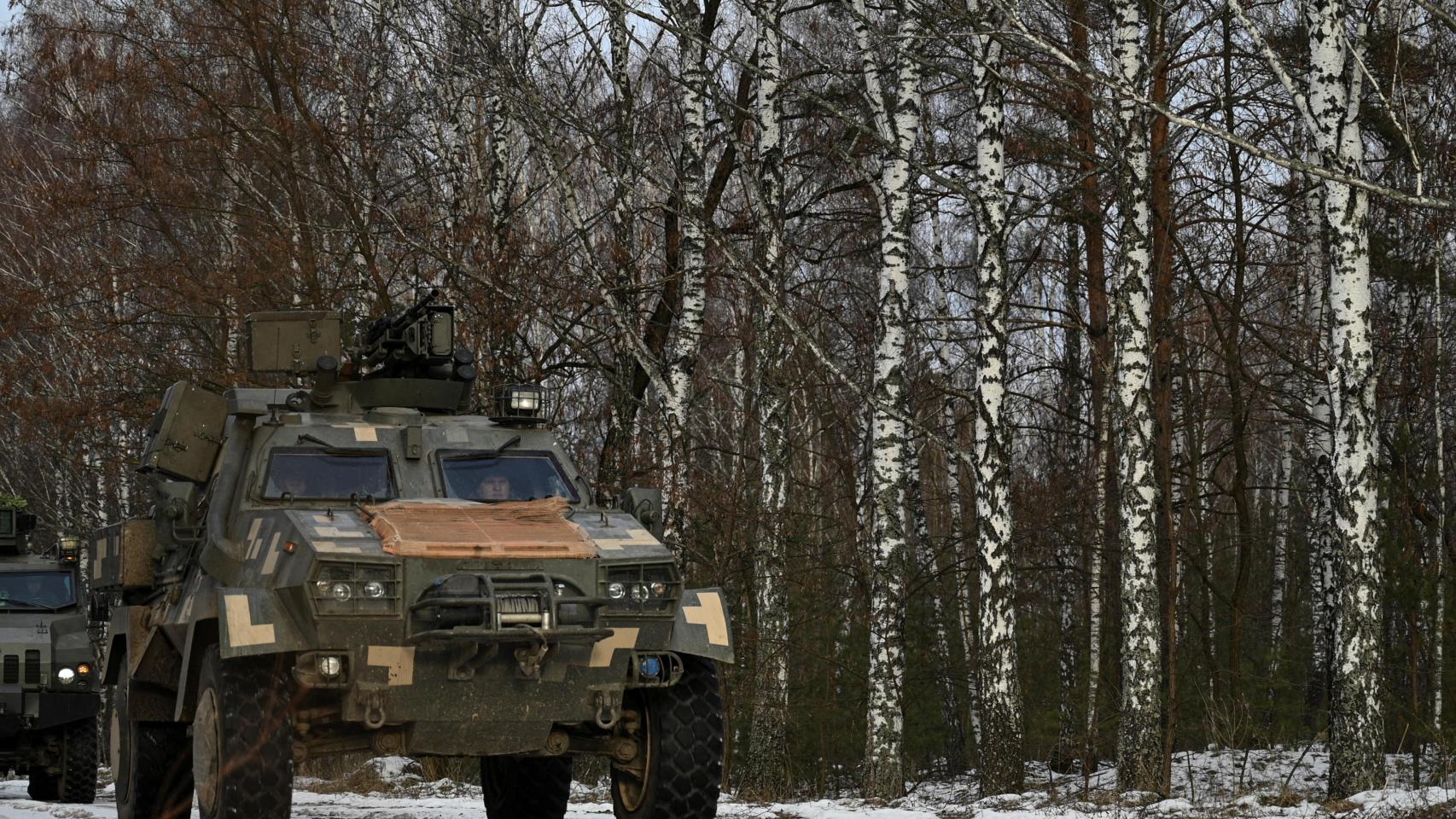 Militares ucranianos participan en ejercicios militares en un campo de entrenamiento en la región de Chernihiv, en medio del ataque en curso de Rusia, en Ucrania.