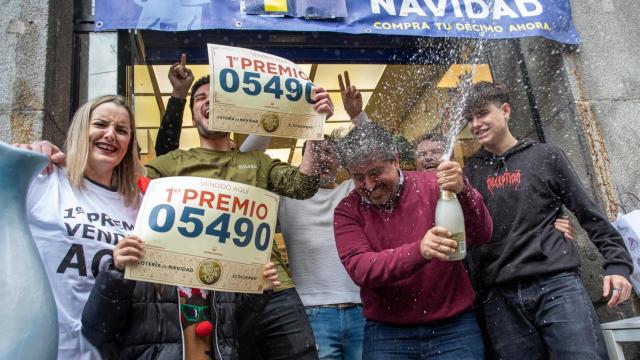 Un grupo de personas celebra el primer premio de la Lotería de Navidad en 2022