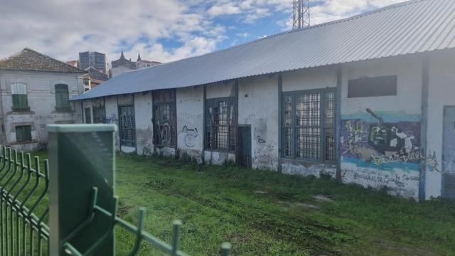 Cubierta reparada en el edificio principal de la antigua Fábrica de la Luz de Betanzos.