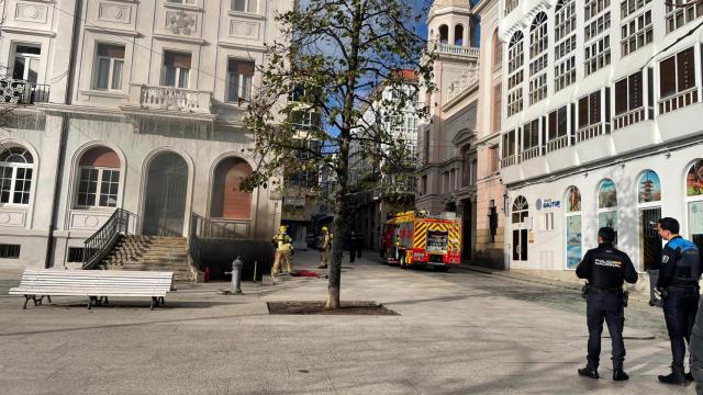 Un incendio en el Ayuntamiento de Ferrol deja sin luz el barrio de la Magdalena