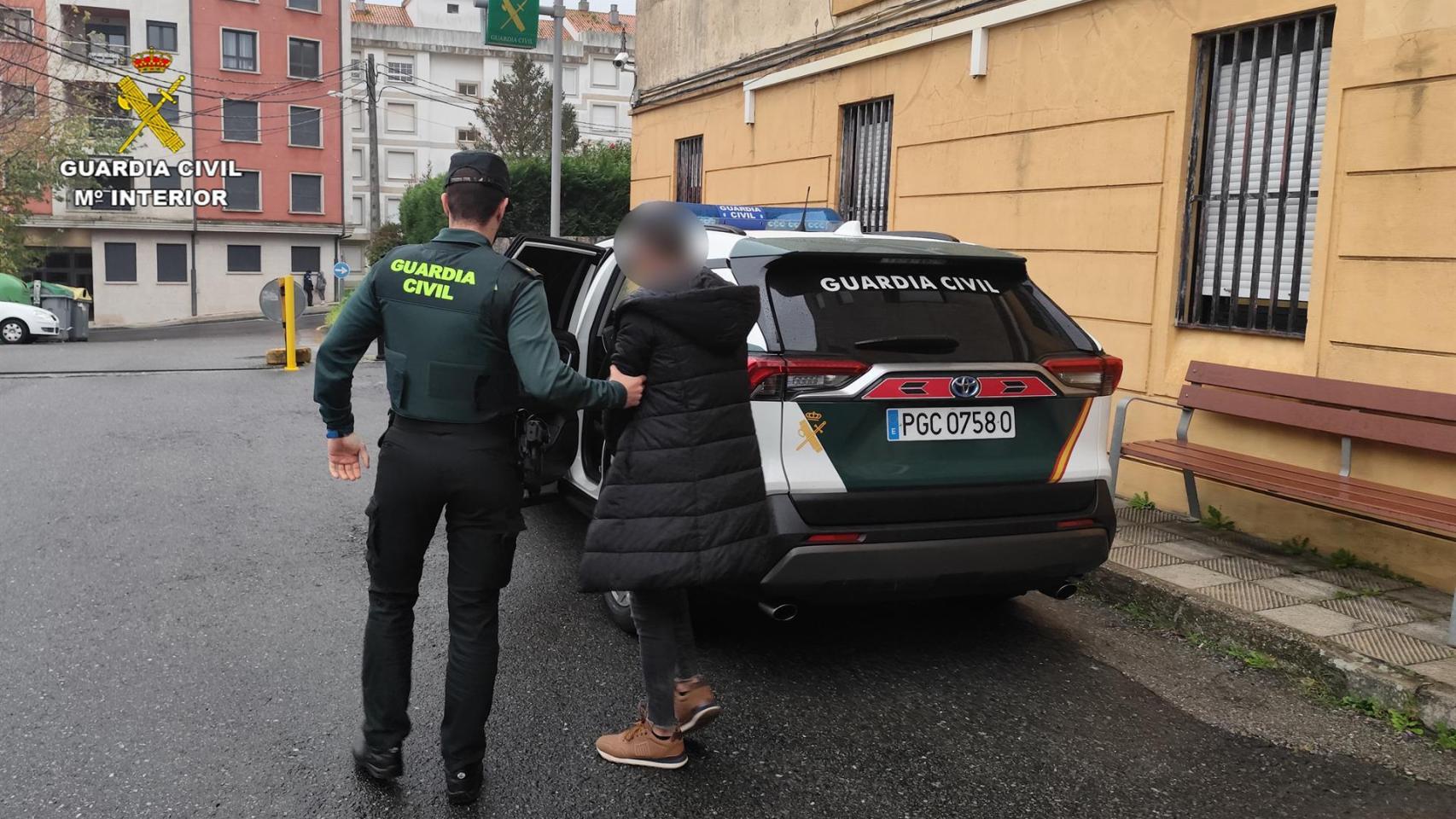 Detenido en Sanxenxo un hombre con tres órdenes de búsqueda y captura en vigor