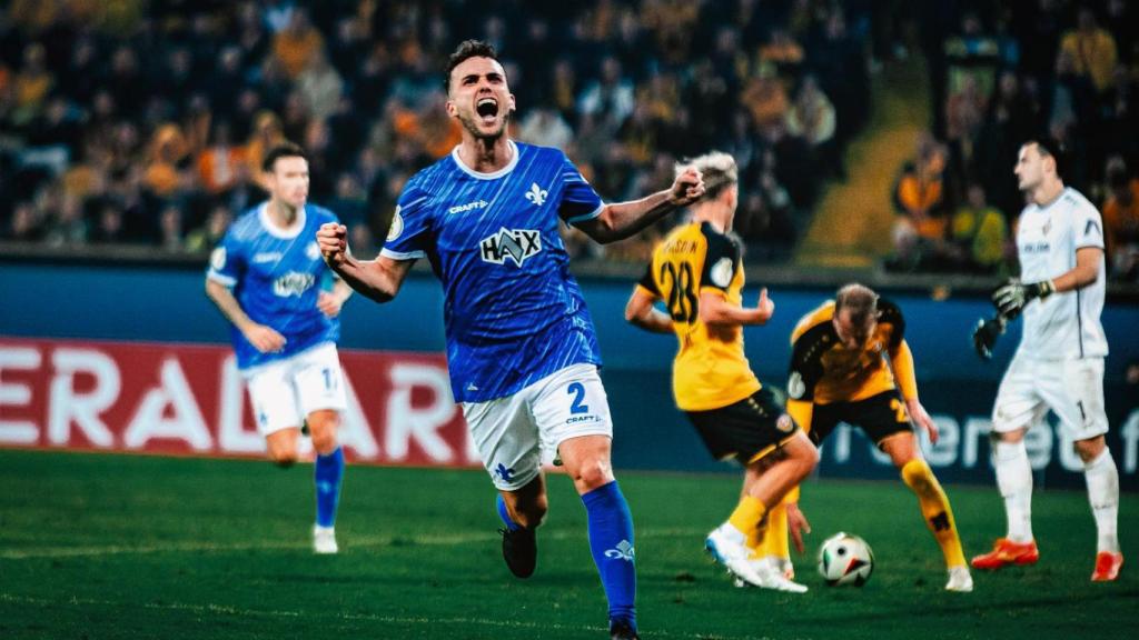 Sergio López disputando con su equipo, Darmstadt 98, un encuentro contra el Dynamo Dresden en la DFB Pokal