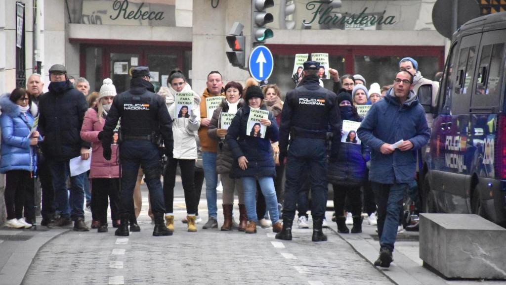 Familiares y allegados de Esther López tras el cordón policial esperando la llegada de Óscar S. a los juzgados