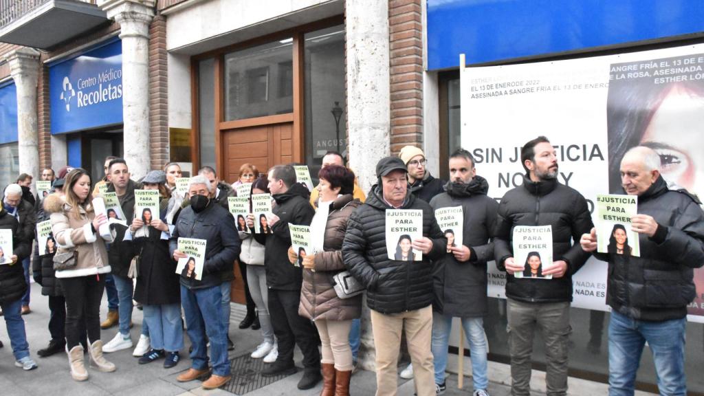 Familiares y amigos de Esther López a las puertas de los juzgados de Valladolid