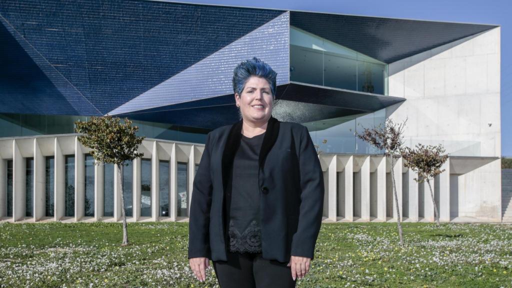 La directora-gerente del Auditori frente al espectacular edificio de la Marina Alta.