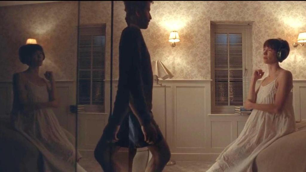 Una escena de 'The listeners' donde se emplean los espejos para simbolizar la escisión mental de 'Claire'.