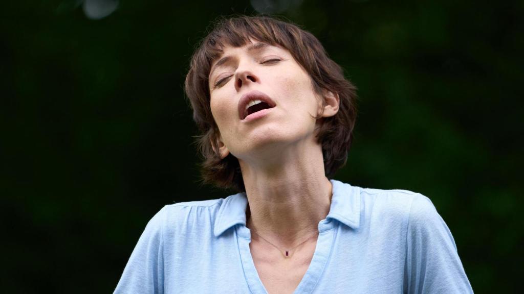 En su papel como Claire, Rebecca Hall se muestra imponente.