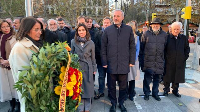 La Justicia lleva su corona de flores al monumento a su antecesor.