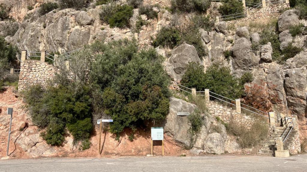 En el aparcamiento de Collbató inicia el recorrido hacia el sendero donde se produjo el suceso.