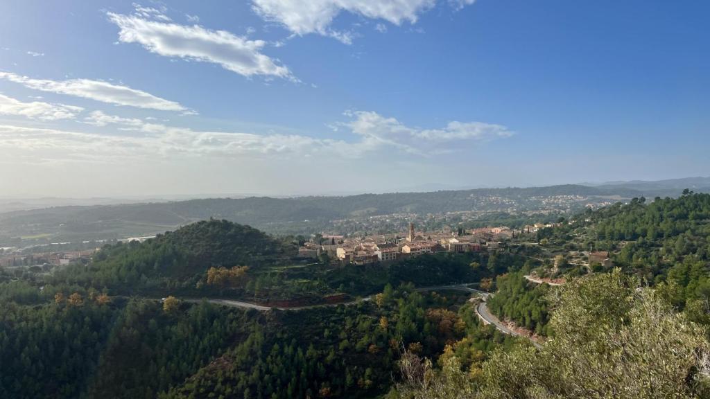 Vistas de Collbató desde las alturas del Parque Natural de la Montaña de Montserrat.