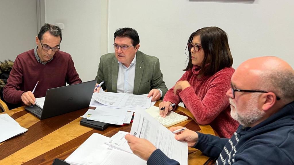 Los concejales socialistas Carlos Vega, Teo García y Alicia Escalante, junto al edil de Izquierda Unida-Podemos, Txema Fernández (d.), duante la Comisión de Hacienda.