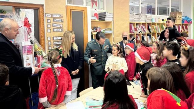 Entrega de un premio en un colegio de Alicante.