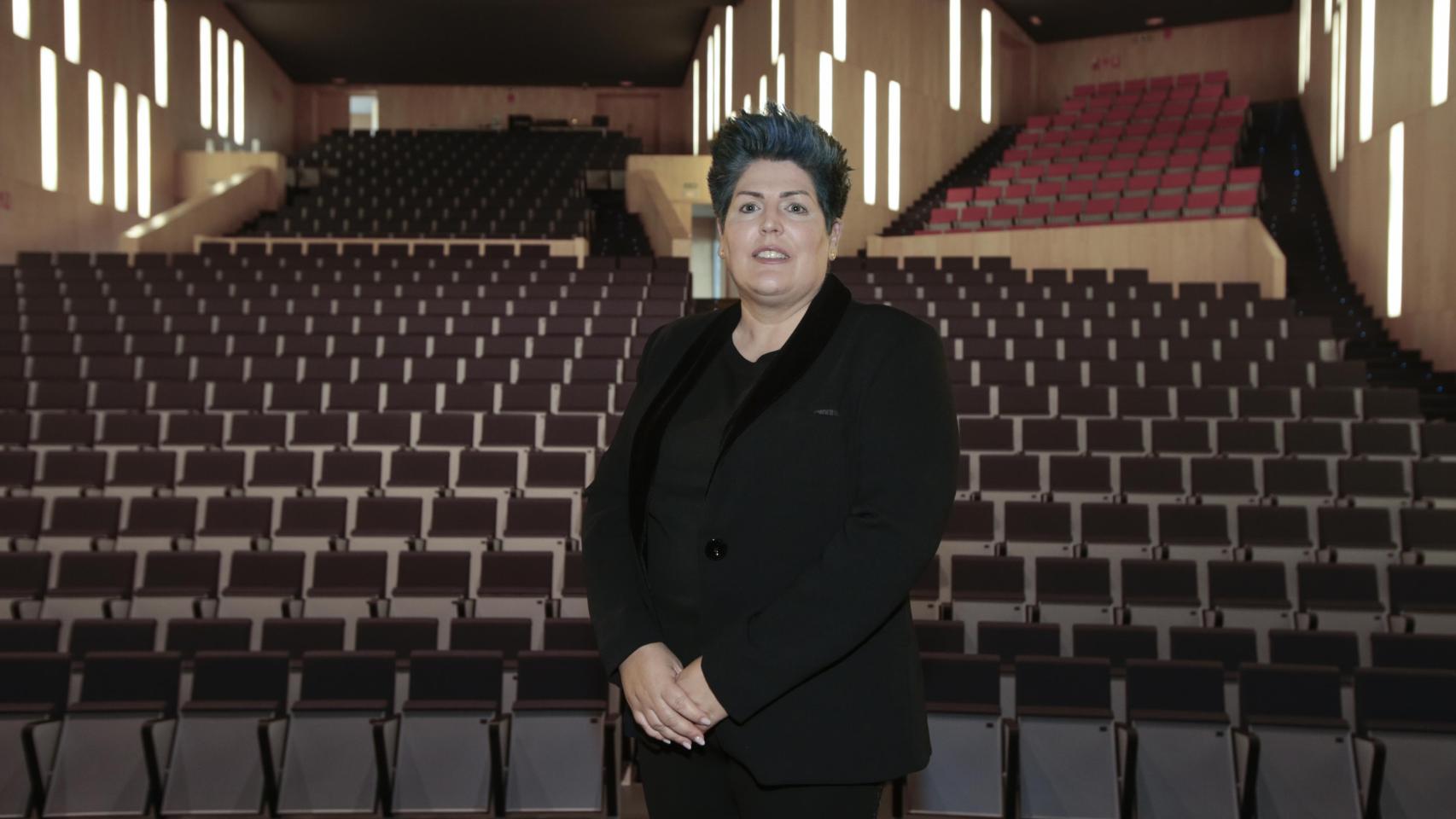 Maite Serrat, directora-gerente del Auditori Teulada-Moraira, sobre la tablas de su espacio principal.